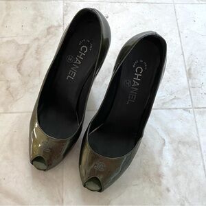 Chanel Made in Italy Interlocking CC Logo Green Patent Leather Pumps Heels 7.5